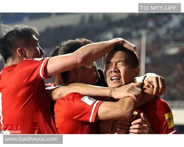 中国队与卡塔尔激战12强赛全力争胜展现足球激情与实力对决